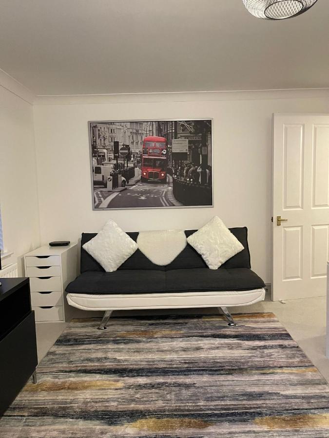 Appartement Stunning Studio Flat - Free Parking - 3 Min From Sutton Station Extérieur photo