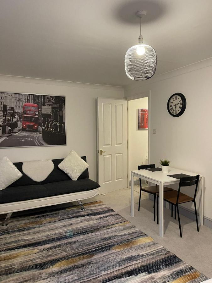 Appartement Stunning Studio Flat - Free Parking - 3 Min From Sutton Station Extérieur photo